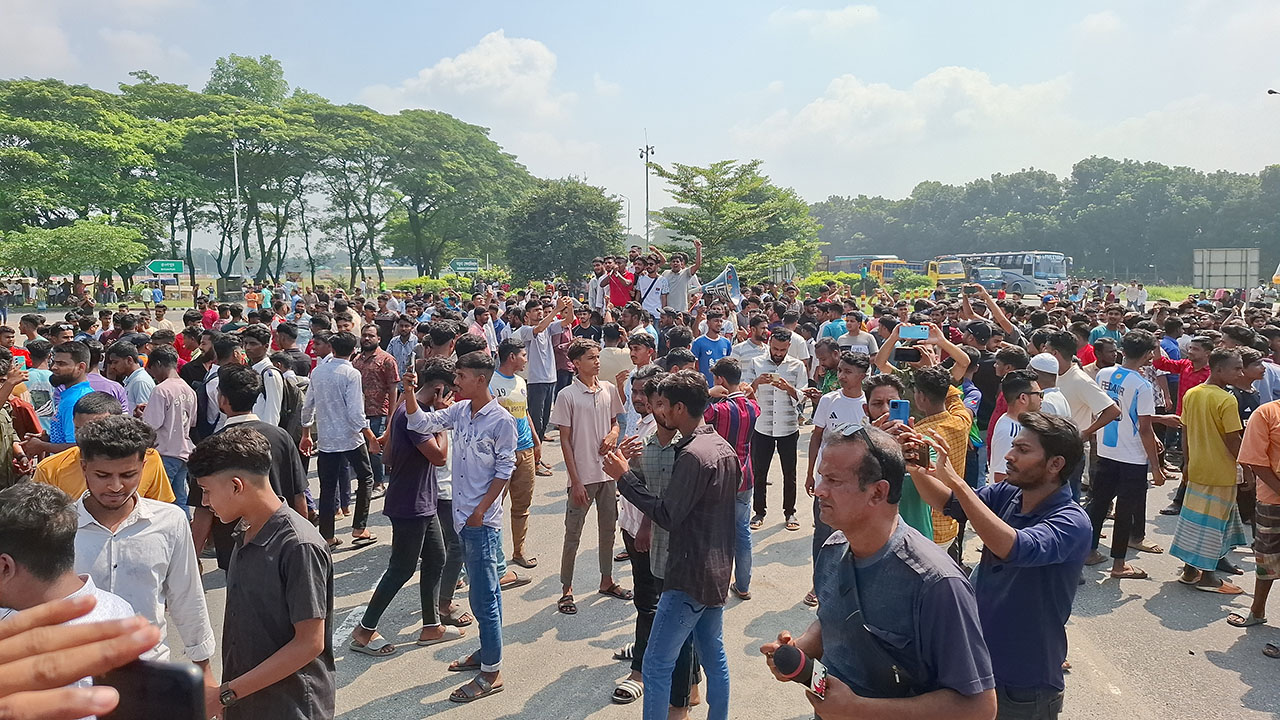 টাঙ্গাইলকে ঢাকা বিভাগে রাখার দাবিতে সড়ক অবরোধ